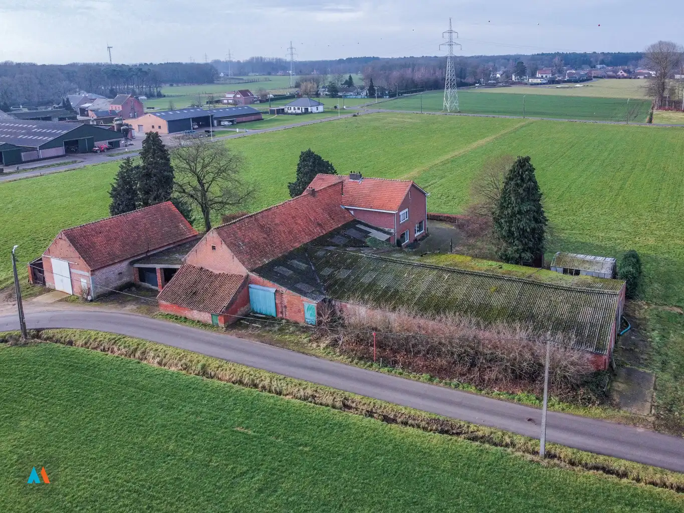 Boerderij met stallen op 1 ha foto 29