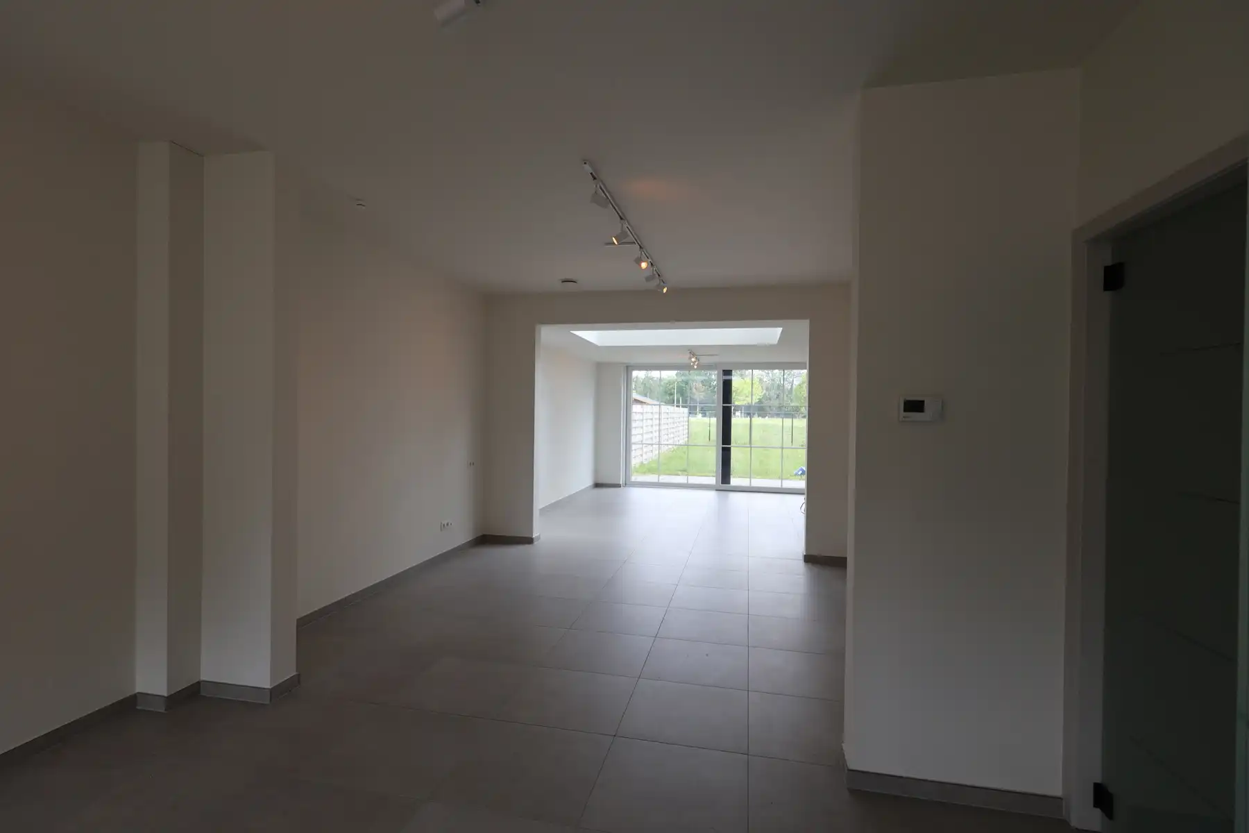 Een ruime nieuwbouwwoning met 3 slaapkamers, terras, tuin en garage.  foto 3