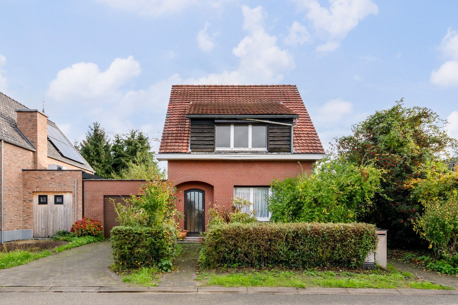 Hoofdfoto van de publicatie: Halfopen bebouwing met garage in doodlopende straat