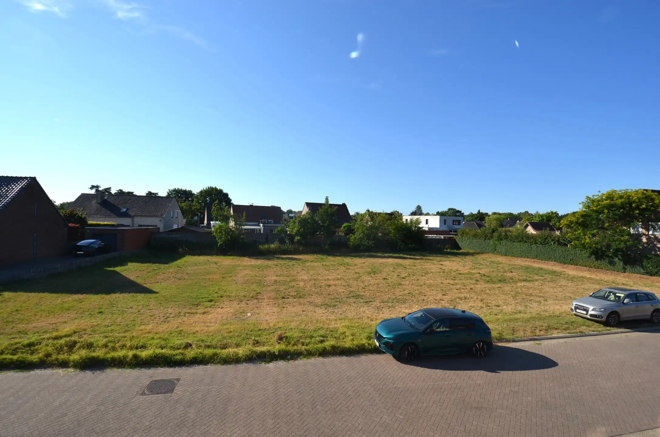 Te renoveren woning met 3 slaapkamers, tuintje en dubbele garage foto 4