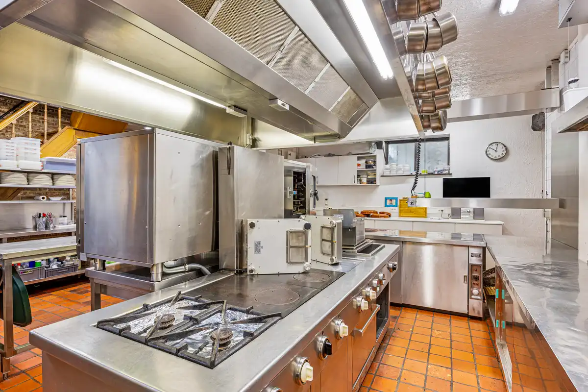 Exclusieve kans: Charmante vierkantshoeve te Diepenbeek – veelzijdige handelszaak met karakter foto 13