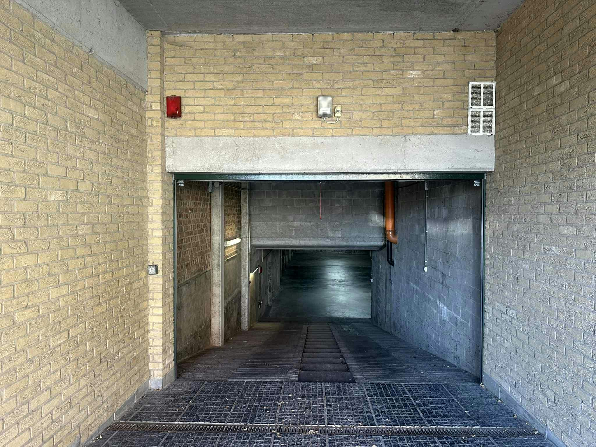 Gesloten garagebox te koop op topligging in Middelkerke! foto 7