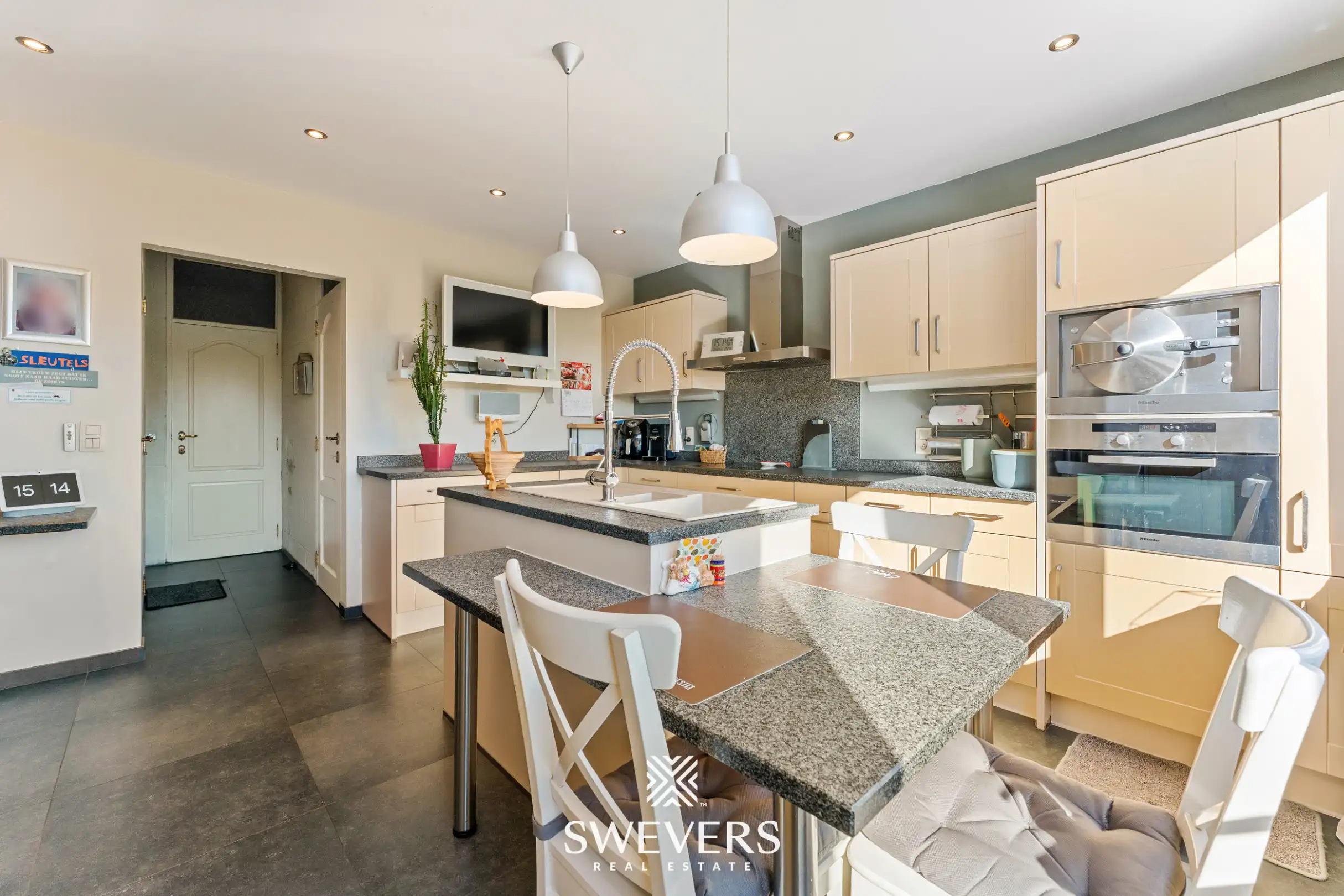 Uitstekend gelegen ruime woning met 3 slaapkamers en mooie zuidgerichte tuin. foto 6