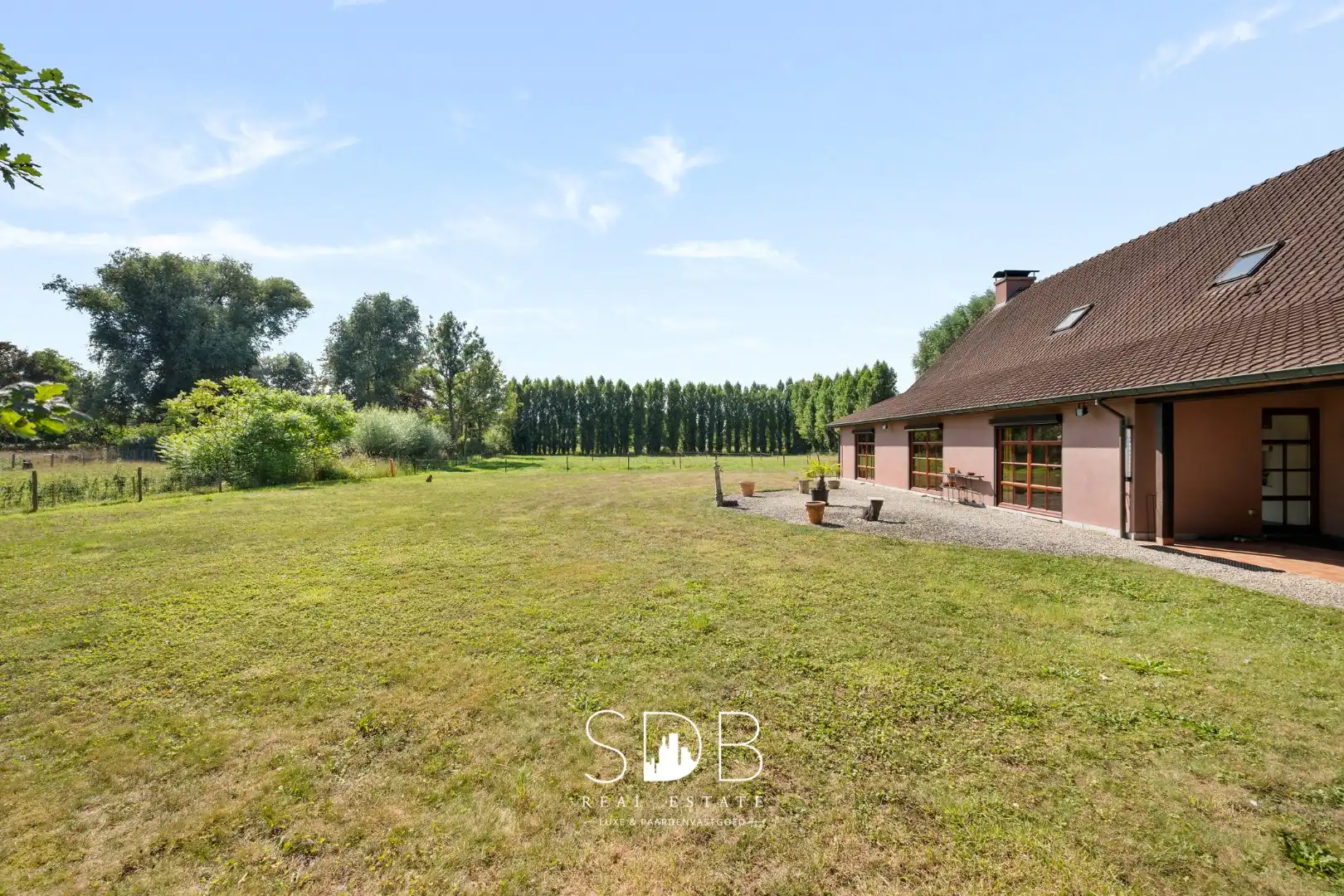 Hedendaagse villa met gezinstuin en graslanden op 7.496m² foto 38