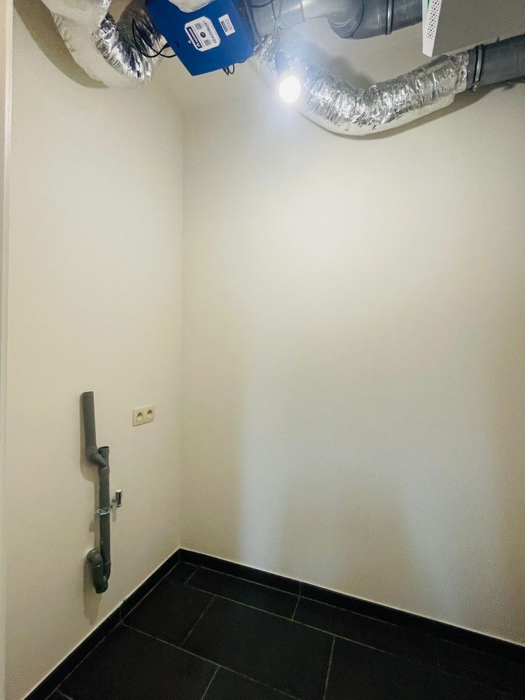 Modern 1 slpk. appartement op wandelafstand van het station en stadscentrum van Genk, met als extra troeven een apart ingericht bureau en groot terras met prachtig zicht. foto 10