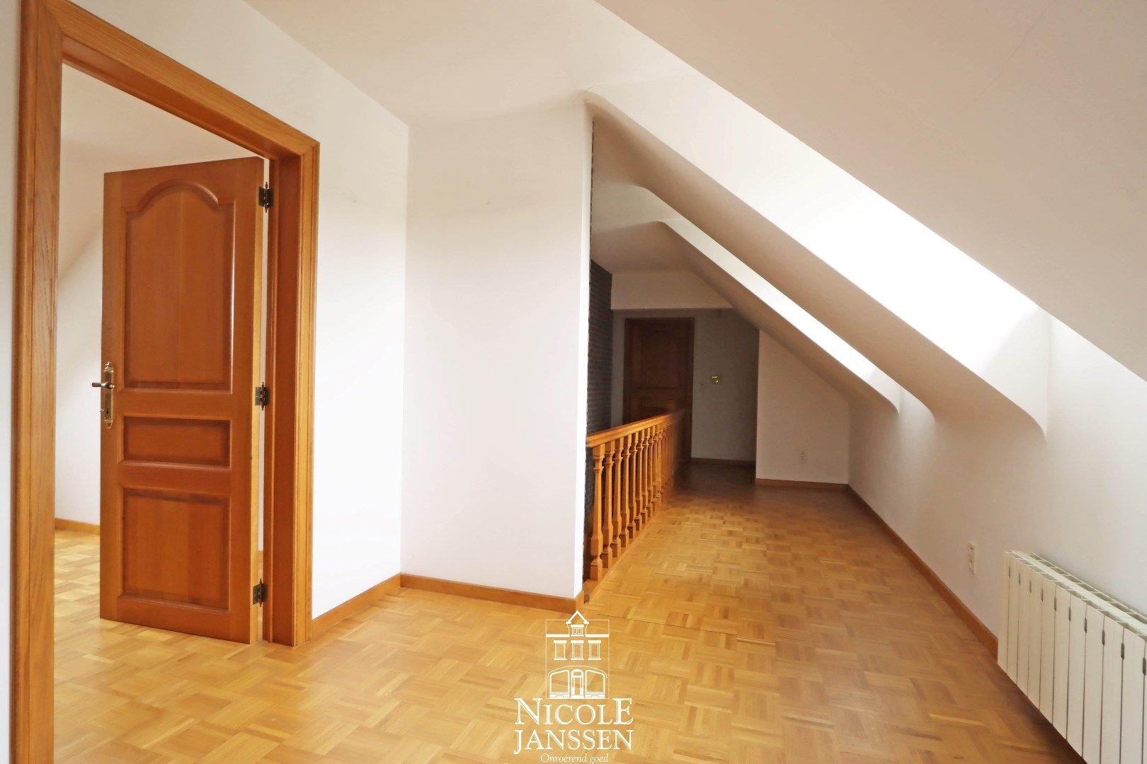 Ruim ingedeelde villa met 7 slaapkamers, dubbele garage en volledig omheinde tuin  foto 21