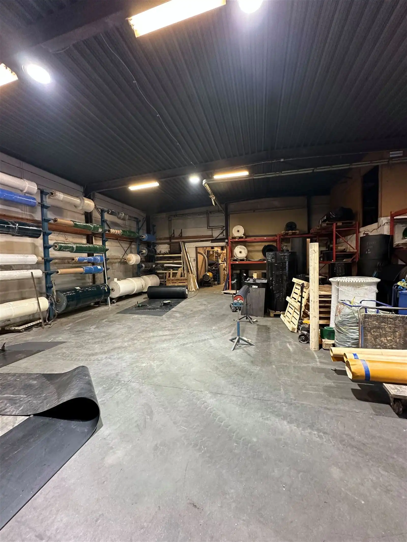Ruim magazijn met kantoor te huur – 375 m² foto 4