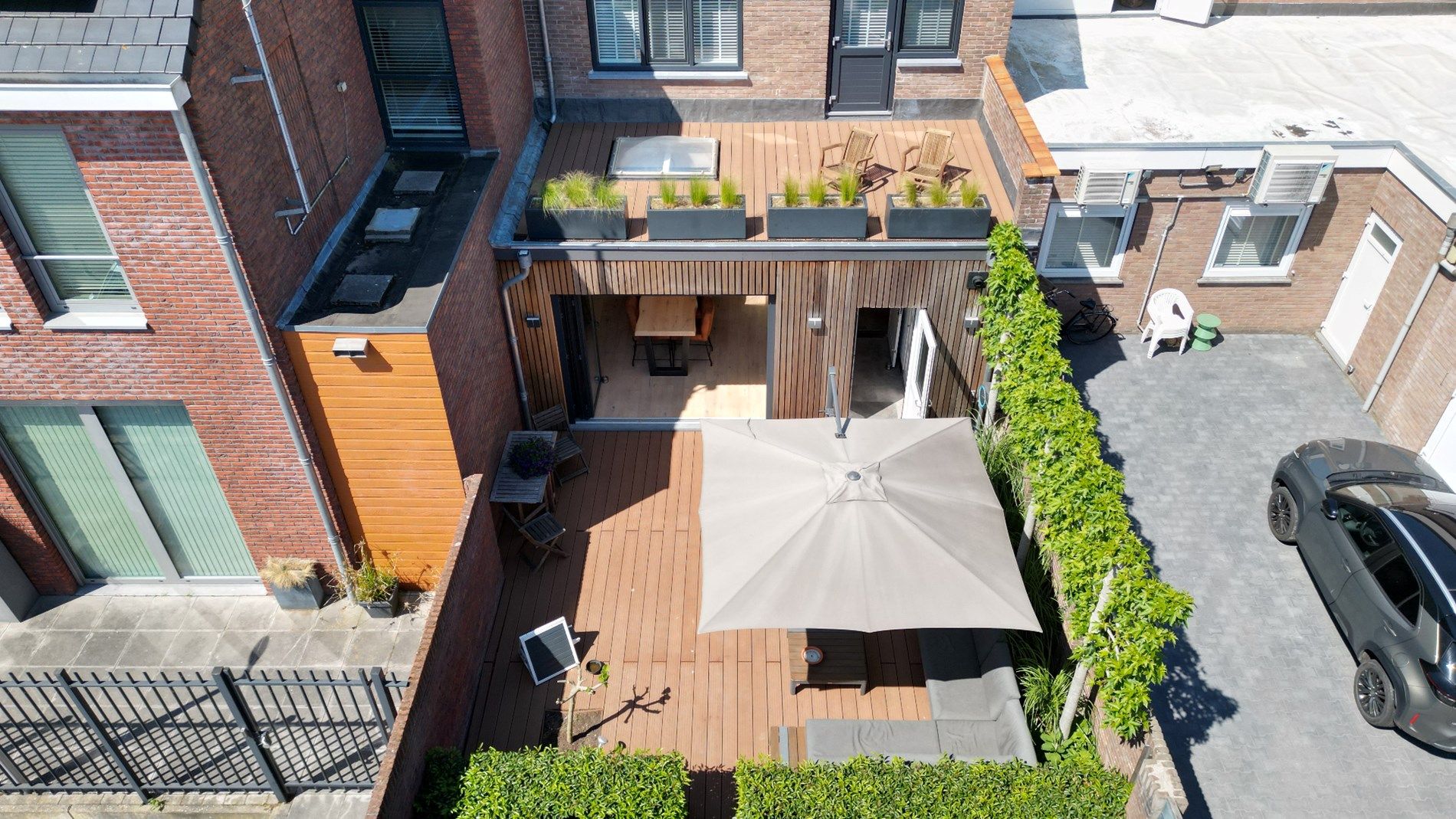 Smaakvolle en grote stadswoning met vrijstaande garage voor het hele gezin foto 25