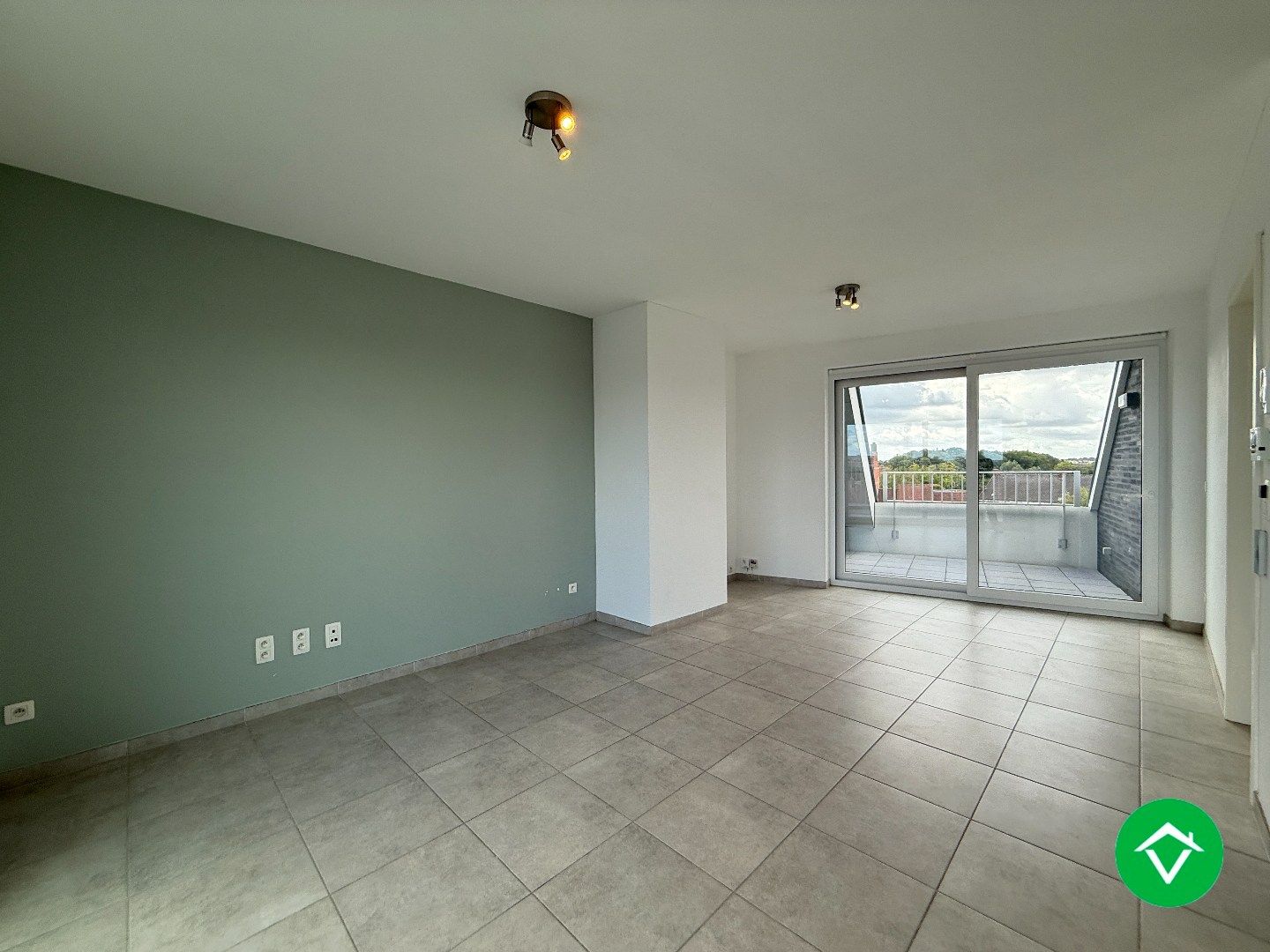 Prachtig dakappartement met twee slaapkamers, garage en twee terrassen met fenomenaal uitzicht te Roeselare foto 3