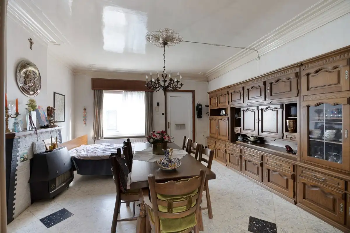 Goedgelegen woning met grote weide foto 2