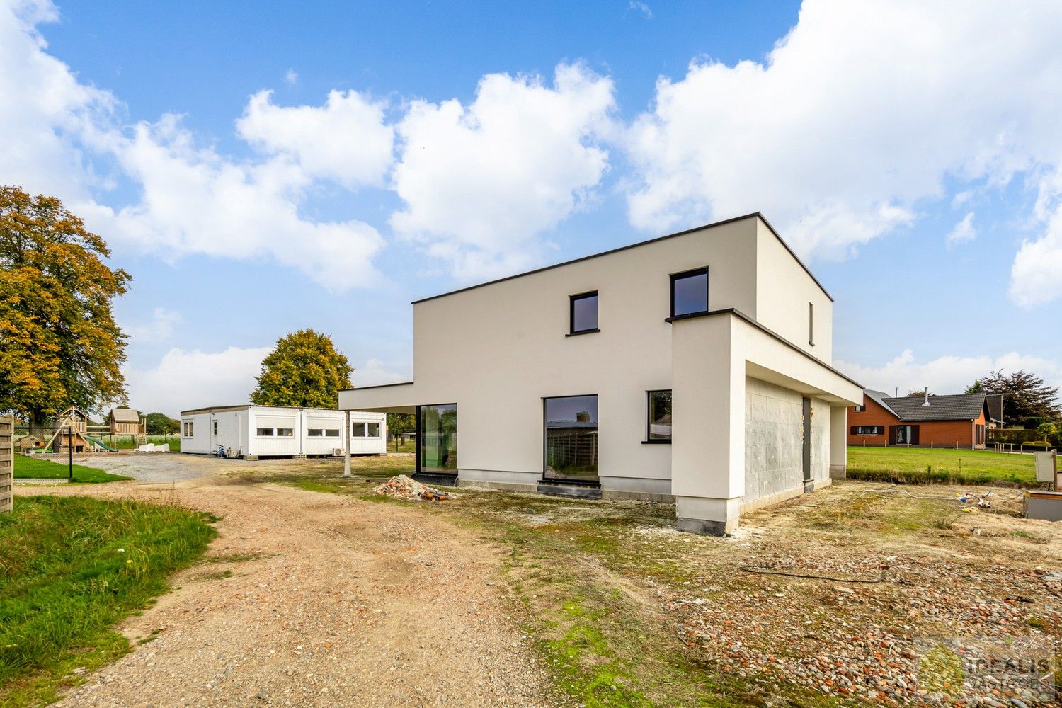 IDEALIS VASTGOED – RUIME (CASCO/VERDER AF TE WERKEN) NIEUWBOUWVILLA MET DE PERFECTE INDELING, EEN HEERLIJKE LEEFRUIMTE, KANTOOR, EXTRA RUIME BERGING, 3 RUIME SLAAPKAMERS, 3 BADKAMERS, CARPORT EN OVERDEKT TERRAS OP EEN RIANT PERCEEL VAN MAAR LIEFST 29A 51CA MET VRIJE ZICHTEN EN DE PERFECTE ORIENTATIE! foto 3