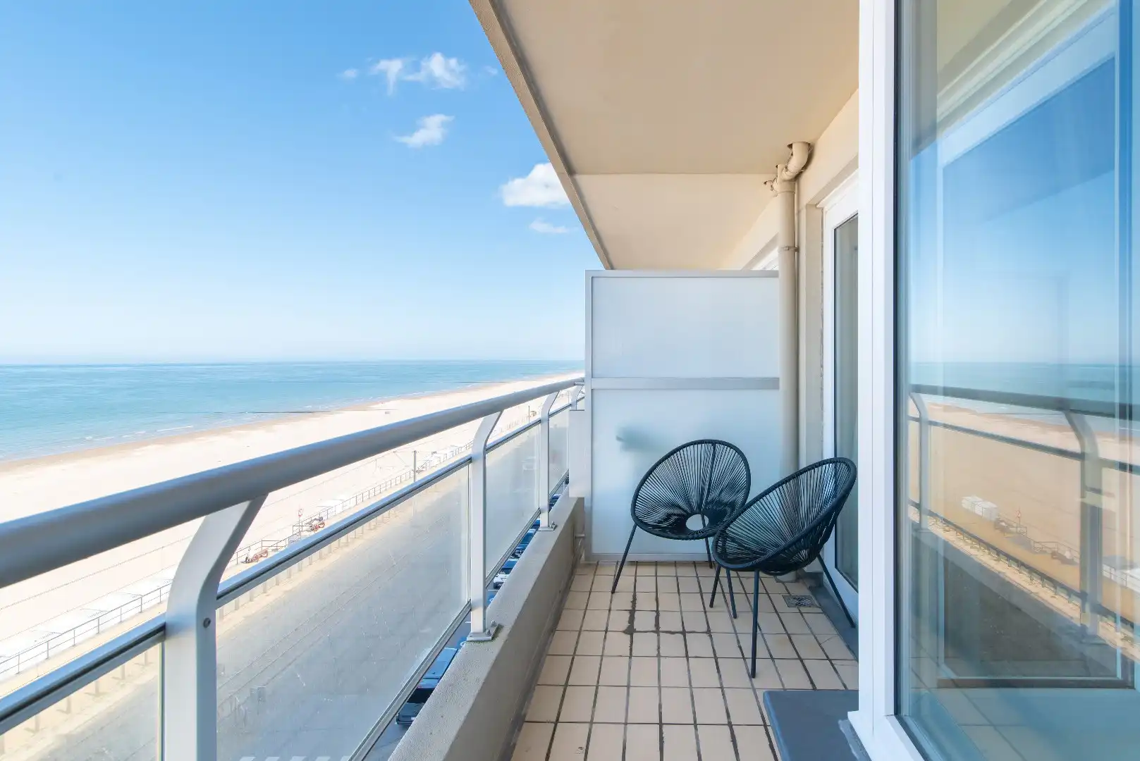Modern 2 slaapkamer appartement met zeezicht aan de kust foto 3
