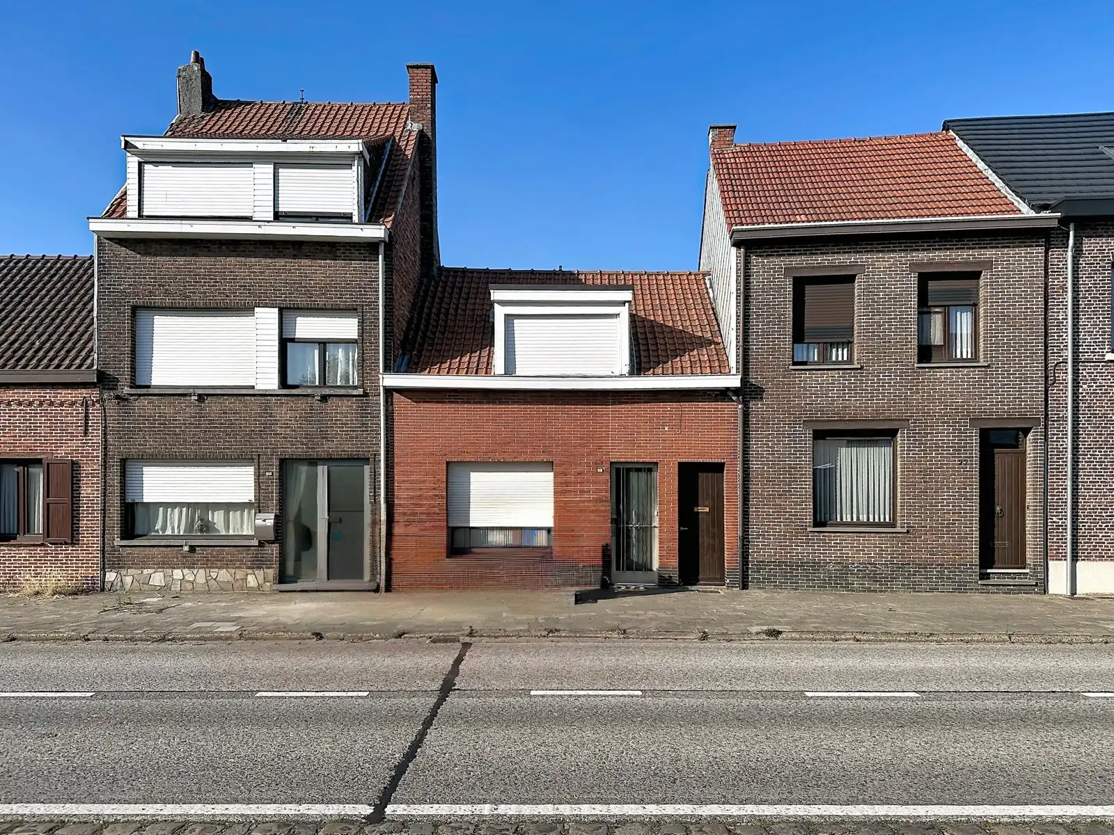 Hoofdfoto van de publicatie: Te renoveren woning met groengebied in de achtertuin