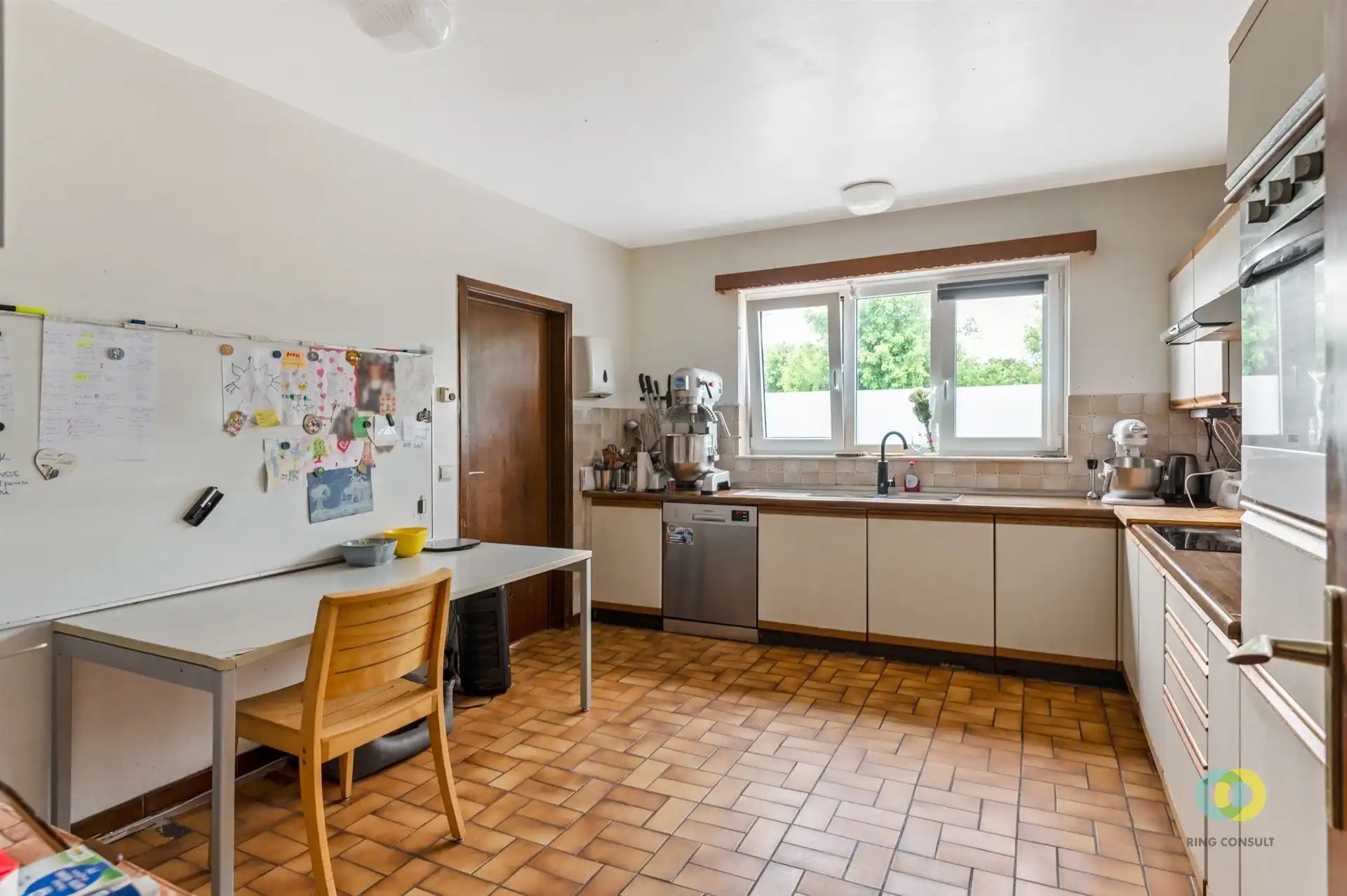 appartementsgebouw met garages foto 4