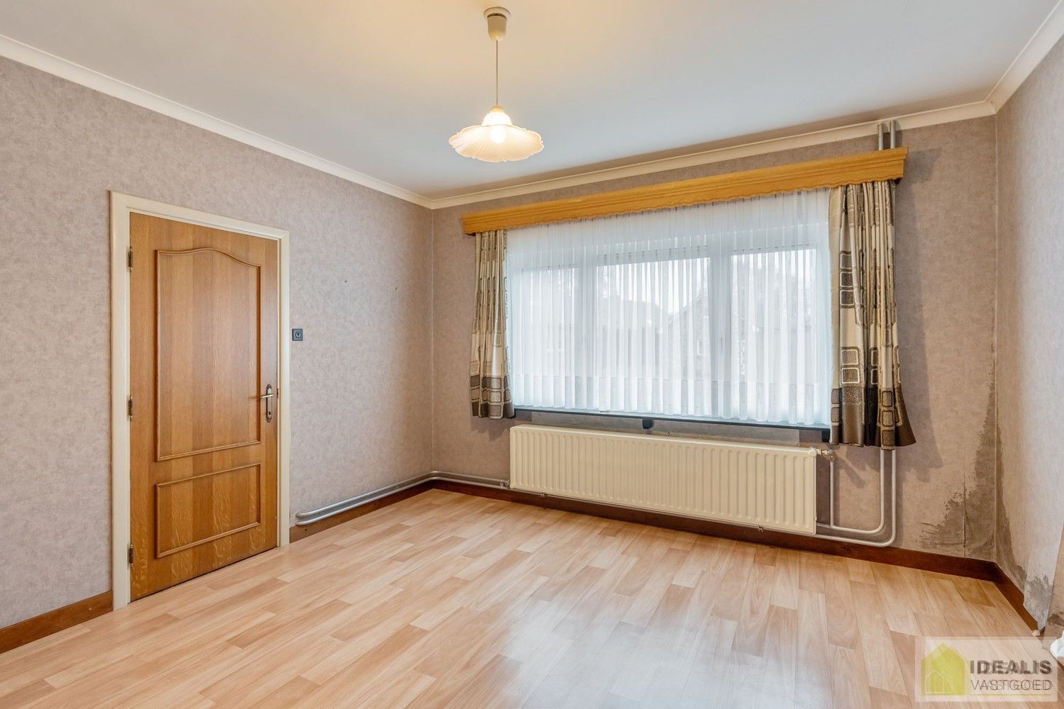 TE RENOVEREN WONING MET EEN RUIME WOONKAMER, KEUKEN MET EETKAMER, 4 AANGENAME SLAAPKAMERS WAARVAN 1 GELIJKVLOERS, BADKAMER, BERGING EN KELDER GELEGEN OP EEN PERCEEL VAN MAAR LIEFST 14A 94CA IN HET GEZELLIGE GROTE-BROGEL (PEER)! De woning omvat ca.150m² netto bewoonbare oppervlakte met op het gelijkvloers een ruime leefruimte, aansluitend keuken met eetkamer, een badkamer, slaapkamer en op de verdieping 3 ruime slaapkamers! De woning is rustig gelegen vlak bij de dorpskern van het gezellige Grote-Brogel en op enkele autominuten verwijderd van de centra van Peer, Kaulille, Bocholt en Bree. Ideaal voor zij die op zoek zijn naar een volledig naar eigen smaak te renoveren woning op een zeer ruim perceel! foto 6