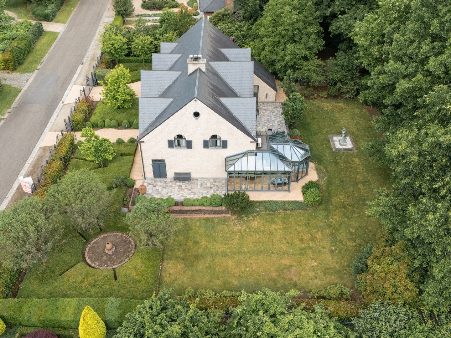 Zeer ruime klassieke villa op prachtig perceel in Hoog-Linden foto {{pictureIndex}}