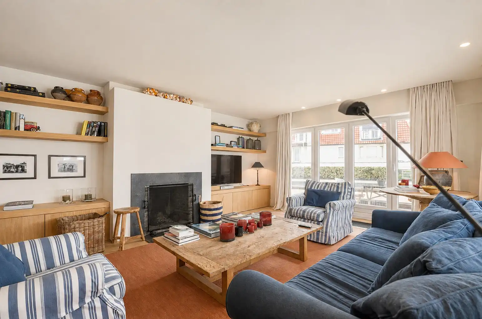 Stijlvol hoekappartement met tijdloze elegantie en een open zicht op de Kustlaan. foto 3