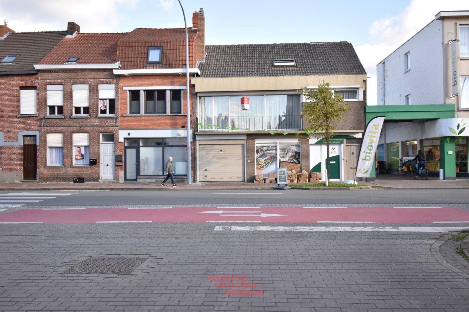 Robuuste hoekwoning met ruime garage en magazijn van 155m2 foto 1