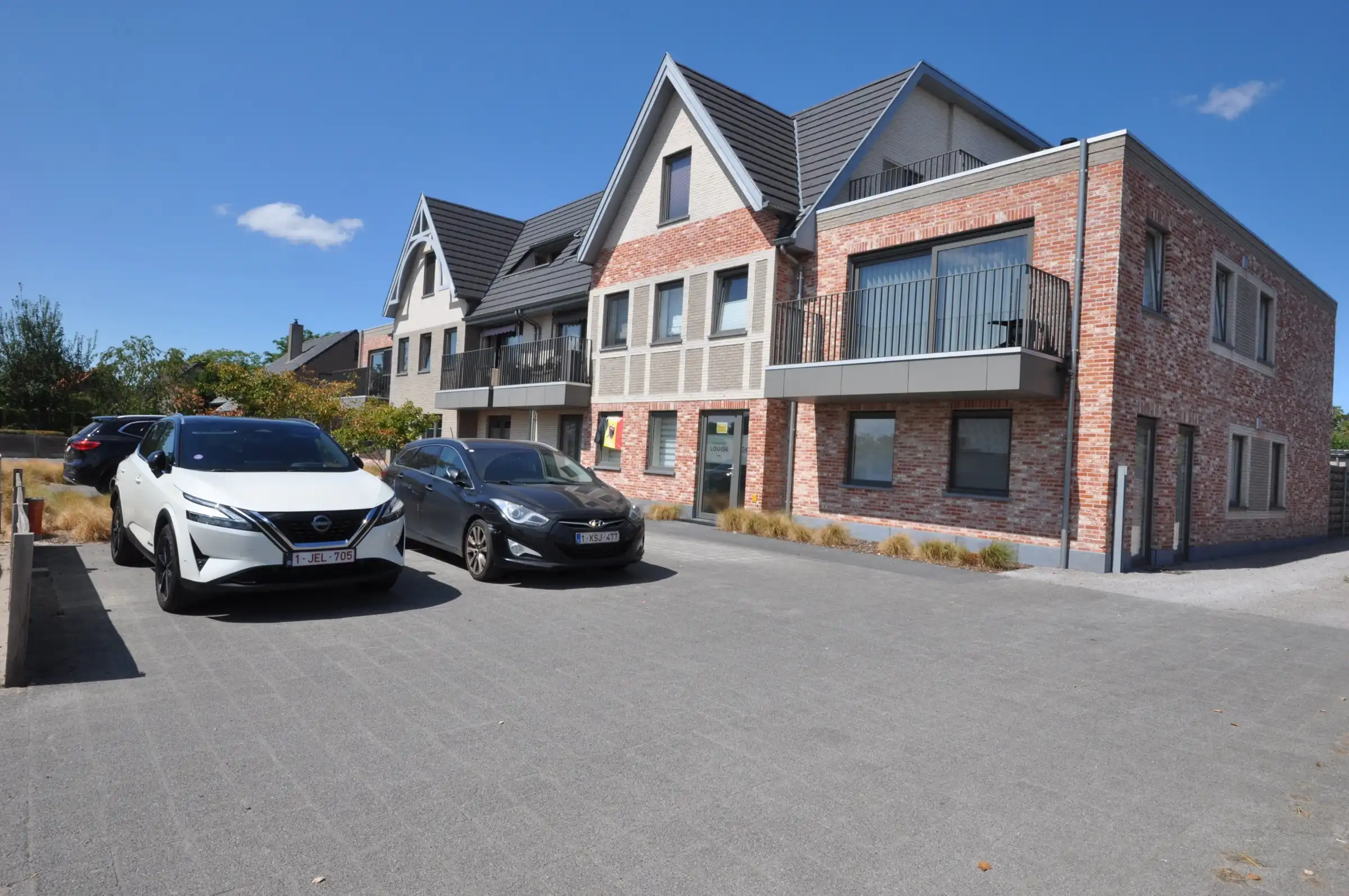 Stijlvol appartement met private autostaanplaats foto 5