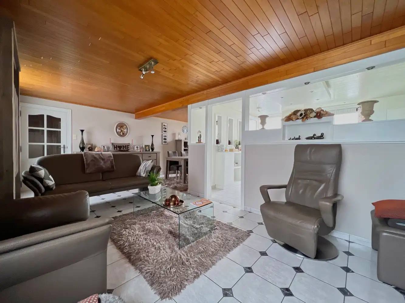 Topper! Ruime gezinswoning op 1640m² met garage! foto 2