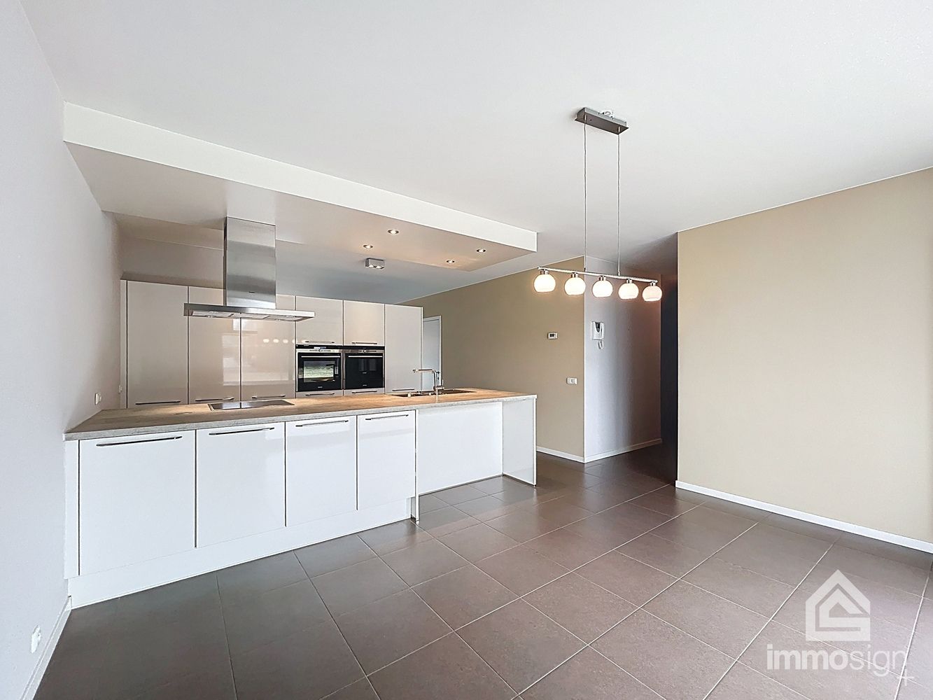 Ruim gelijkvloers appartement (118 m²) in hartje Bree met ruim terras (53 m²), grote kelderberging en extra brede staanplaats foto 6