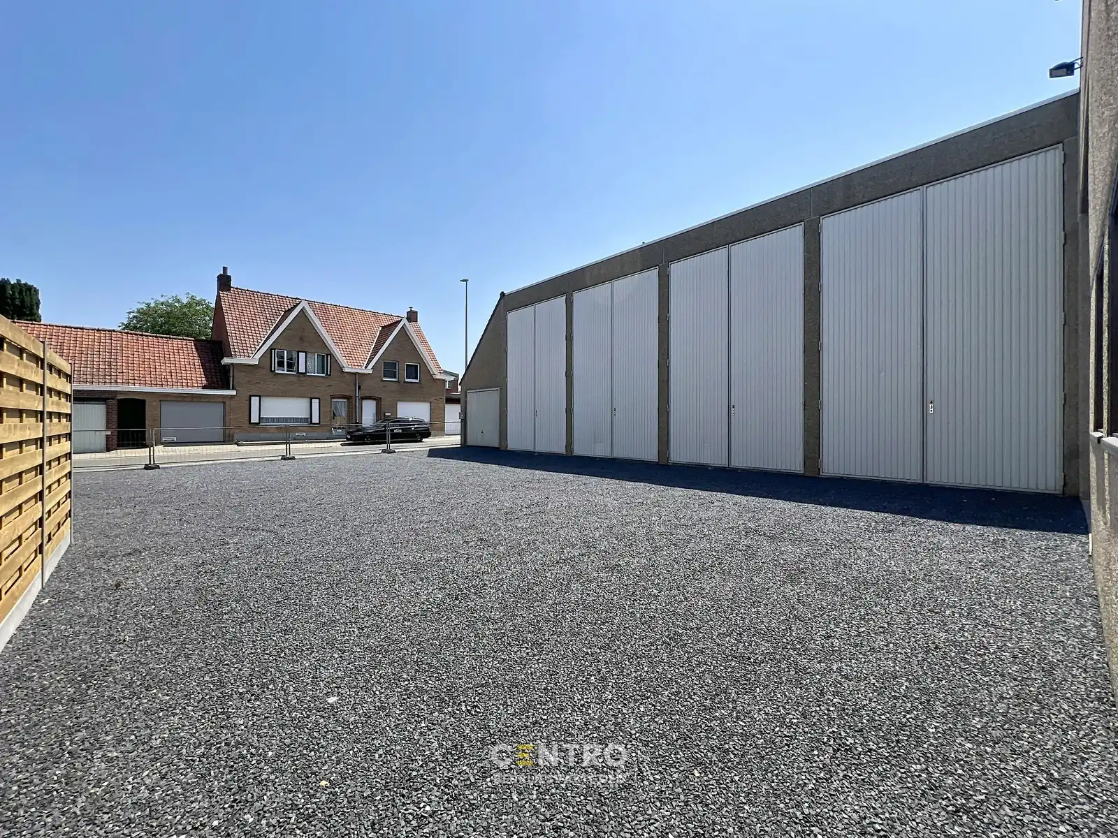 Instapklaar bedrijfspand (±345 m²) met magazijn, kantoor én 4 verhuurbare opslagunits, 1 garage en ruime parking op 603 m²  te INGELMUNSTER! foto 5