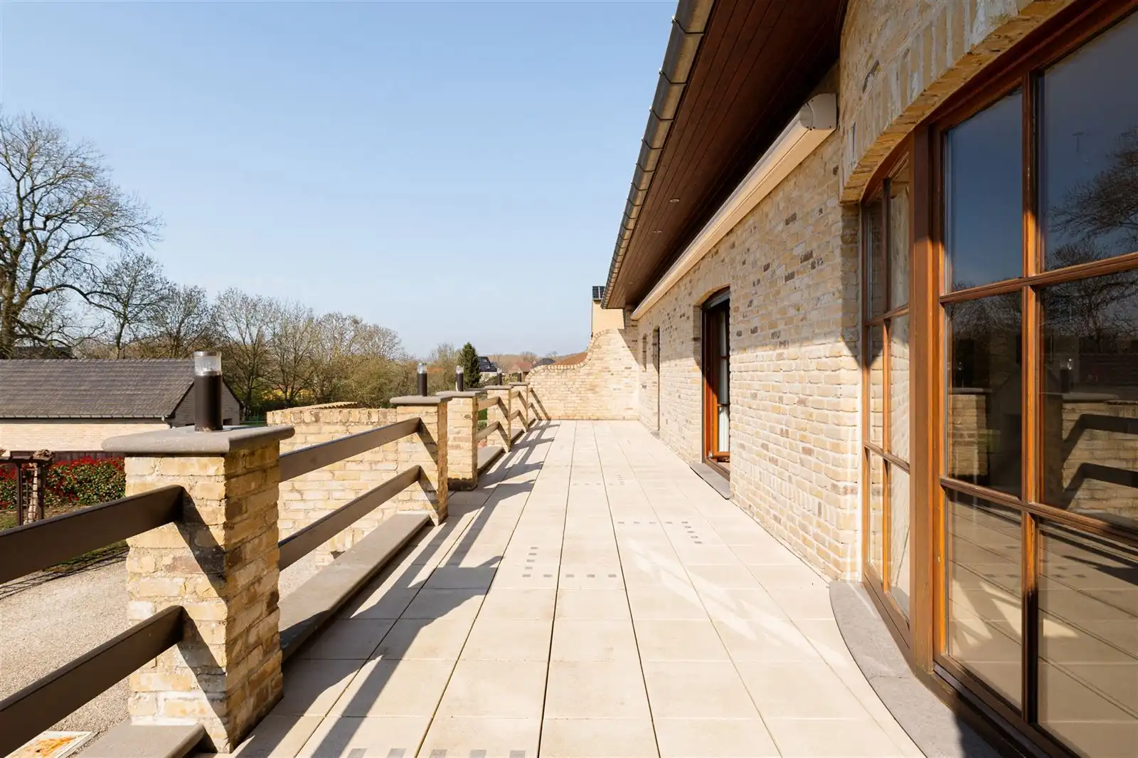 Ruime lichtrijke villa met tuin op 15are50 foto 11