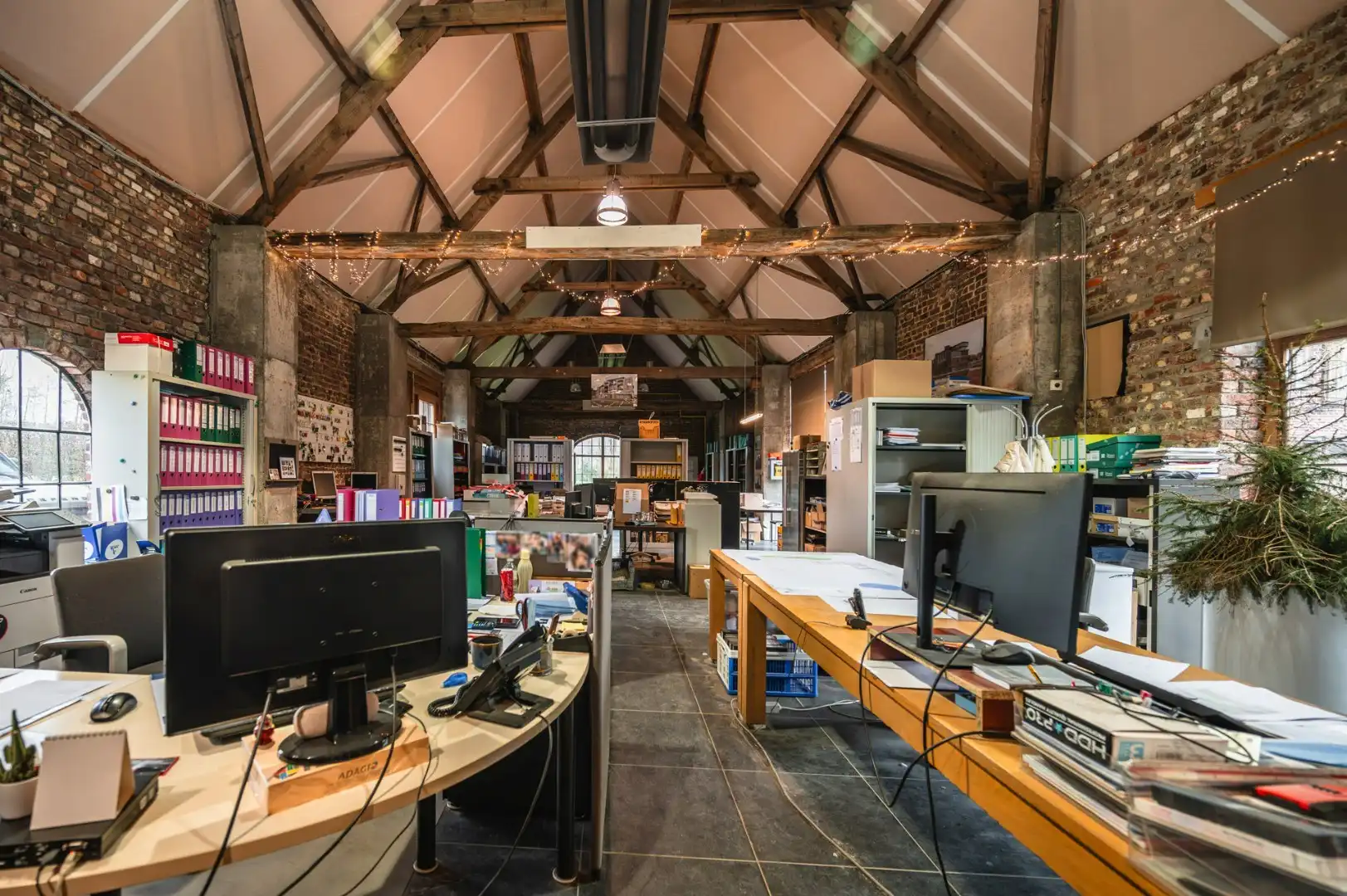 Unieke vierkantshoeve op uitgestrekt domein, geschikt voor diverse doeleinden  foto 3