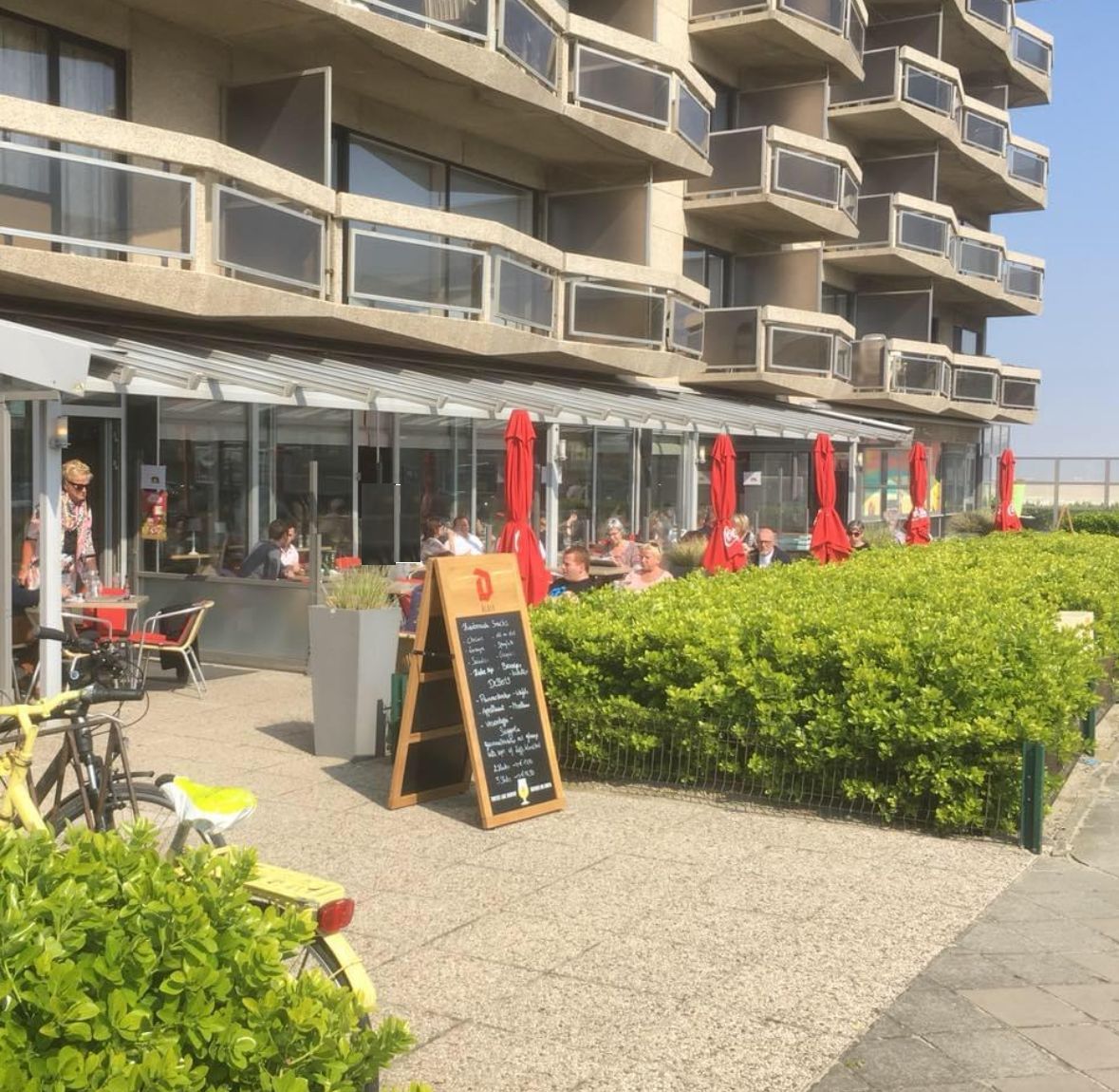 UITSTEKEND DRAAIENDE DAG-HORECAZAAK OVER TE NEMEN TE OOSTENDE!* foto {{pictureIndex}}