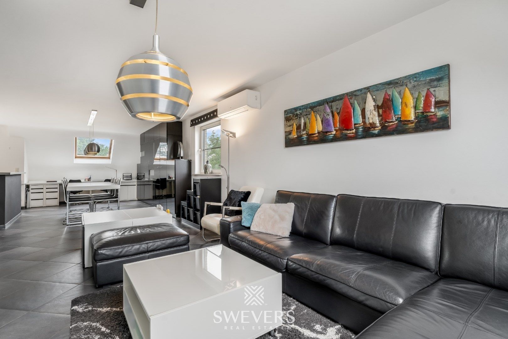 Ruim duplex appartement met 2 slaapkamers en garage foto 3