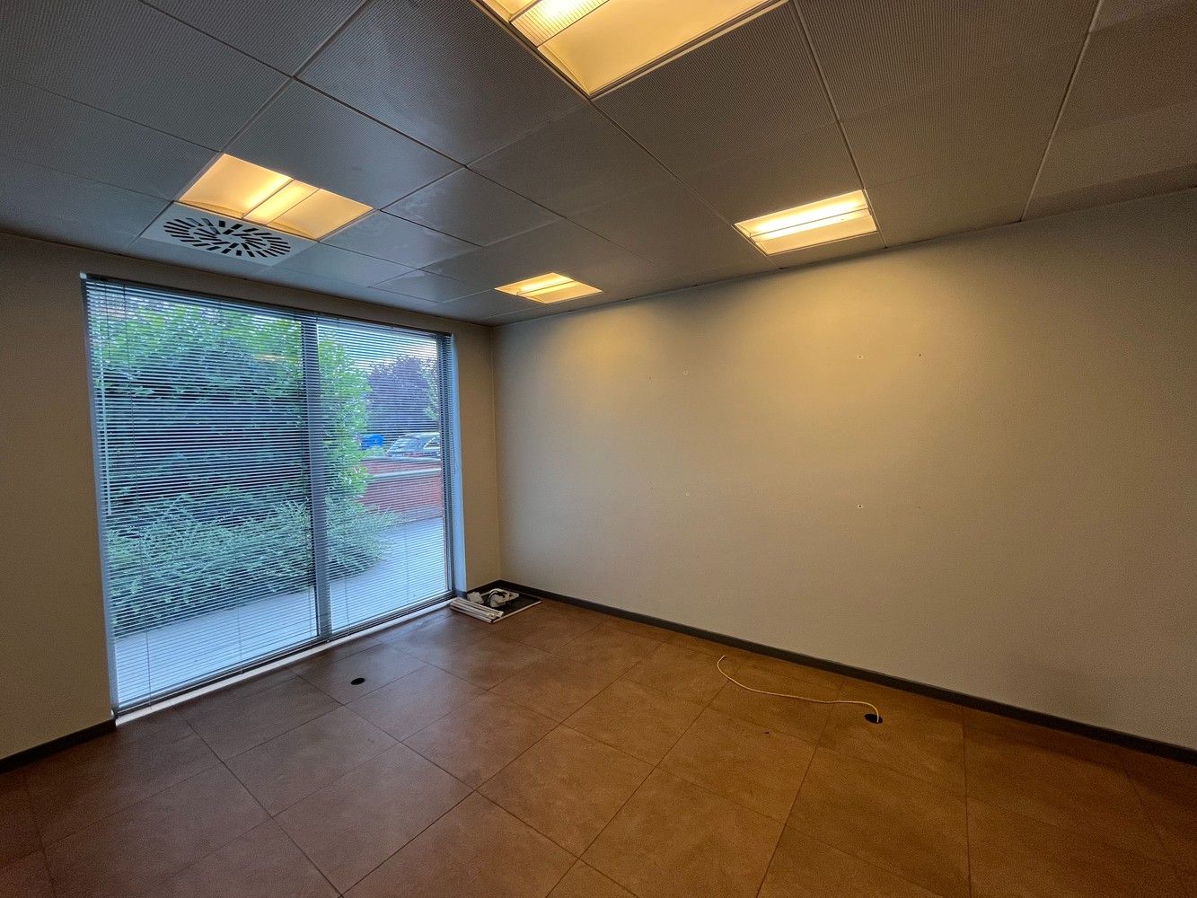 432m² kantoor met parking foto 9