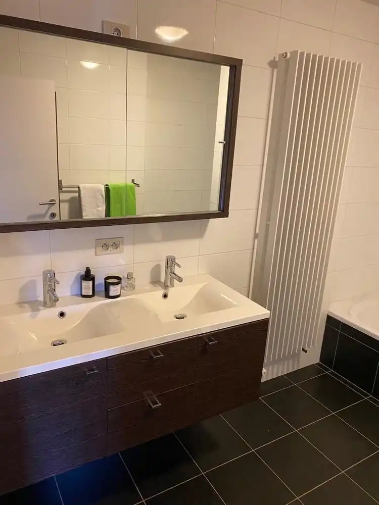 TE HUUR | Instapklaar 2-slaapkamerappartement met ruim terras en garage. foto 11