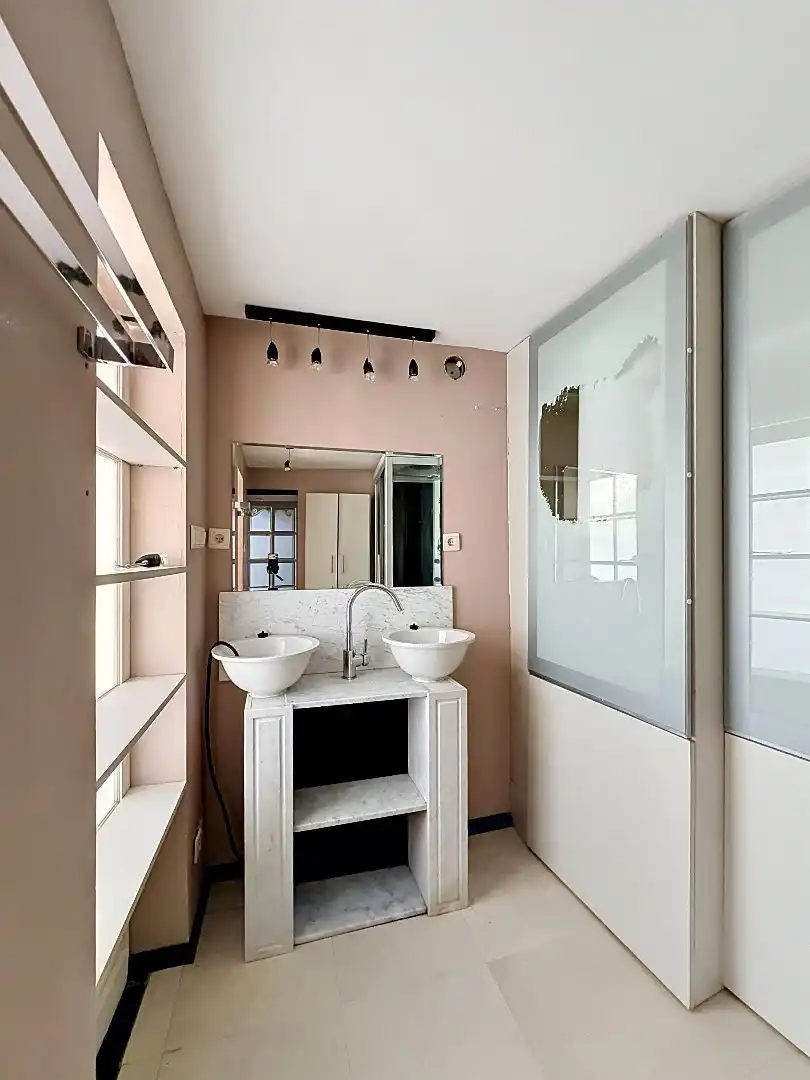 Exclusieve eigendom met handelsruimte, opbrengstappartementen en bouwgrond op toplocatie in Landen foto 15