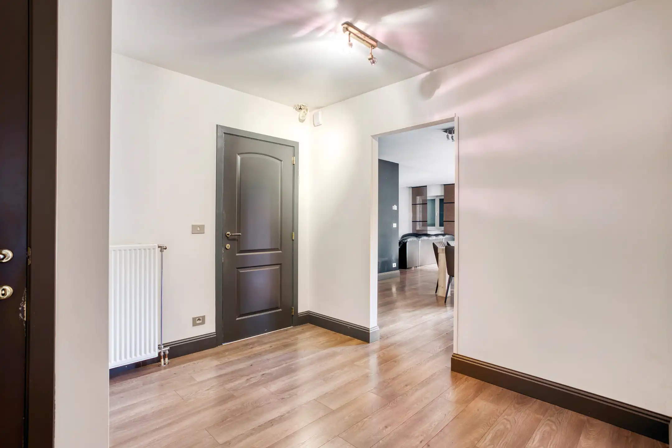 Uitzonderlijk ruim appartement met private tuin, terras en 2 parkeerplaatsen foto 3