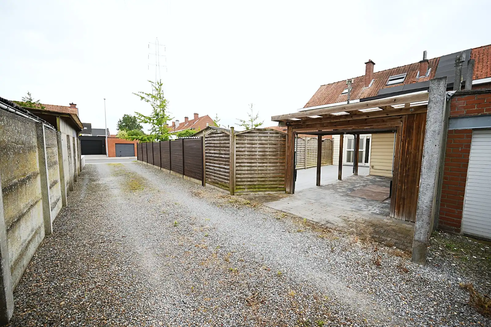 Ruime woning met 3 slaapkamers en carport foto 21