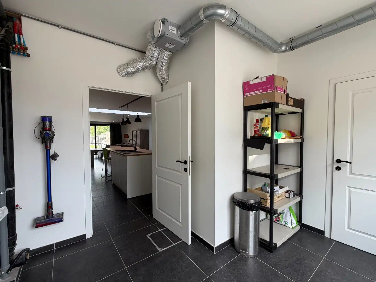 Gerenoveerde rijwoning met 2 slaapkamers! foto 25