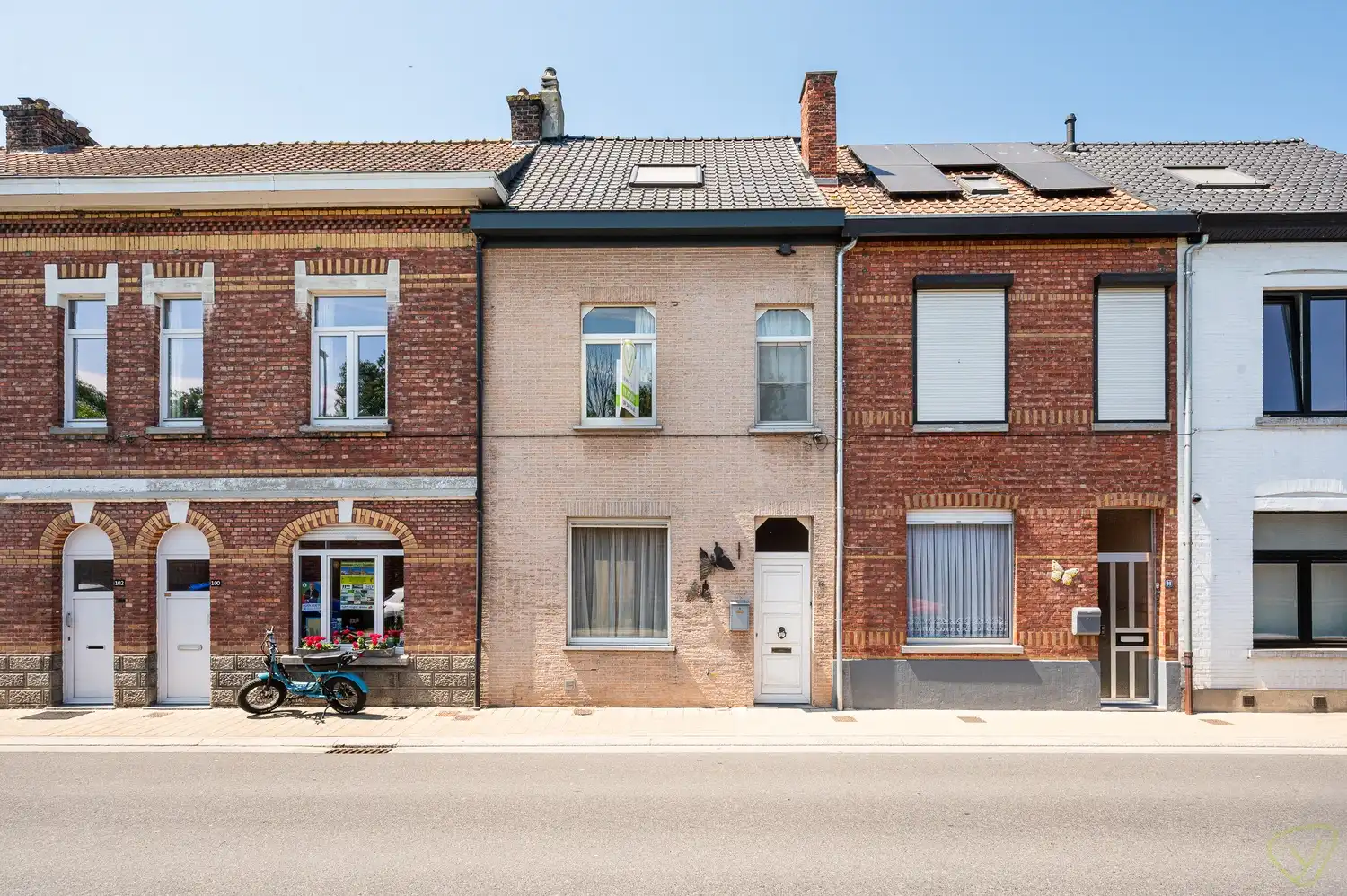 Hoofdfoto van de publicatie: Ruime woning met potentieel en gunstige ligging te Eeklo