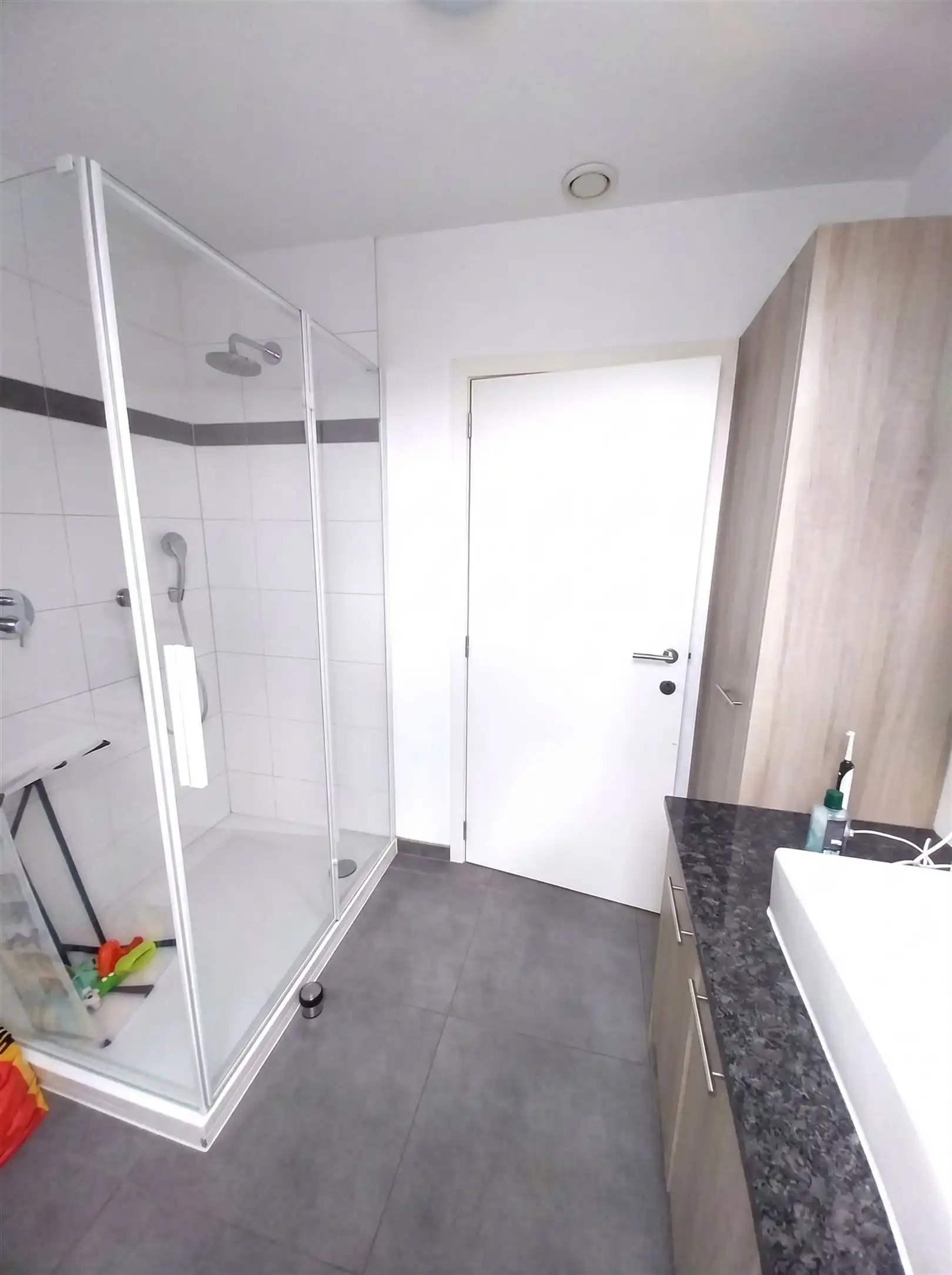 TE HUUR: Duplex-appartement met 3 slaapkamers en garage te Heusden-Zolder! foto 8