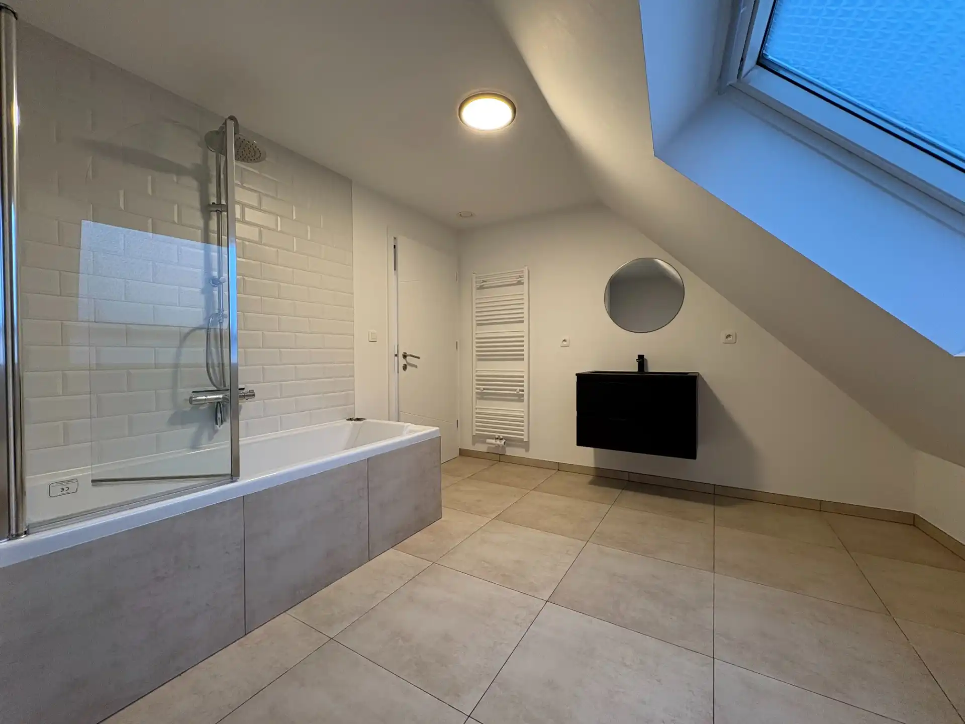 Klassevolle nieuwbouwwoning pal in centrum Brakel. foto 7