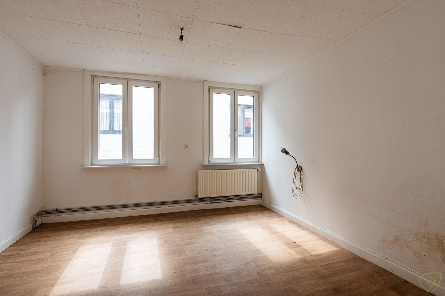Op te frissen woning met verrassend ruime stadstuin in hartje Eeklo foto 8
