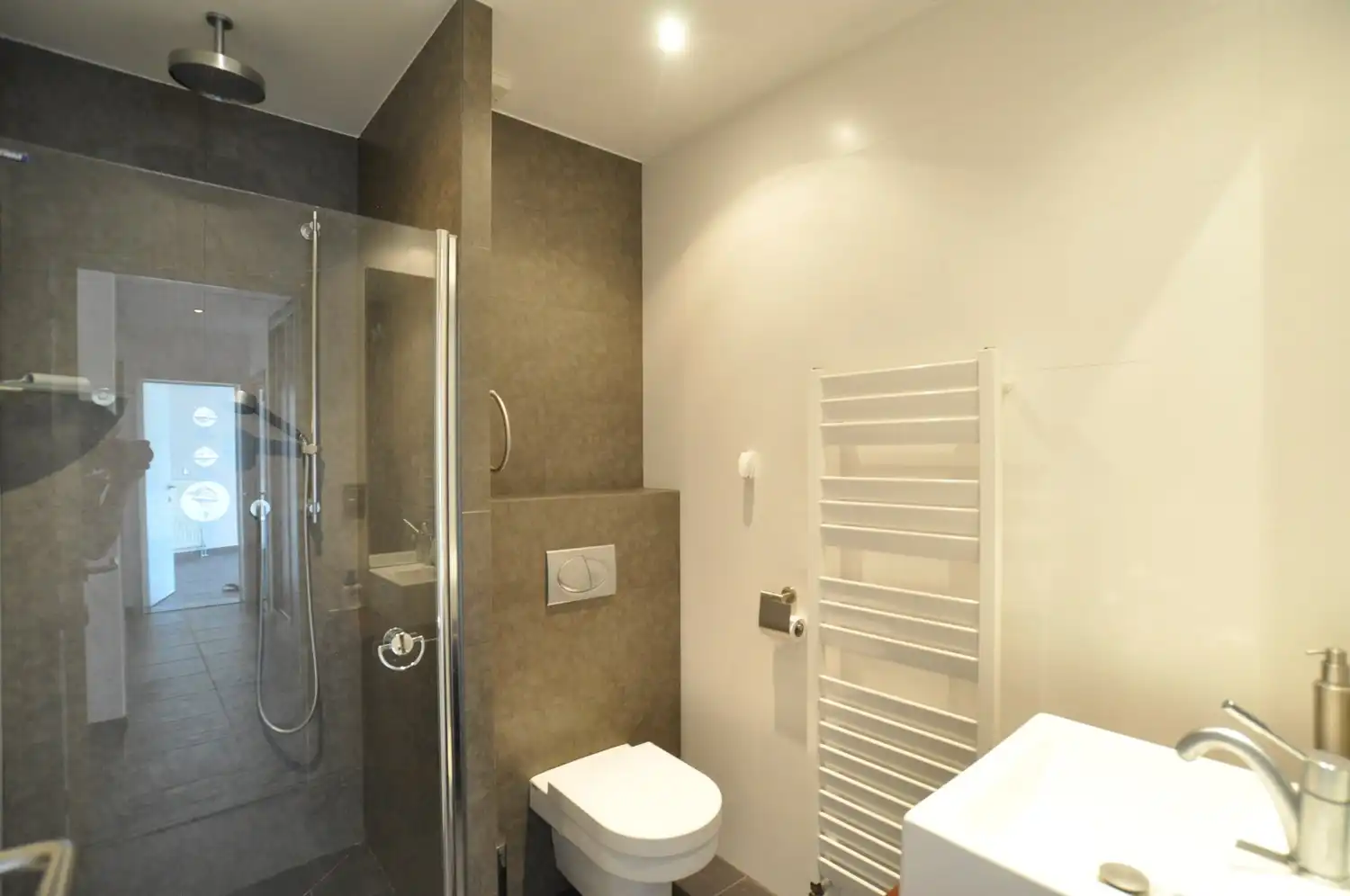 Modern, instapklaar appartement (194 m²) met 3 slaapkamers, 2 badkamers, een dubbele garage en riante kelder foto 17