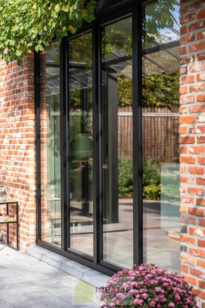IDYLLISCH GELEGEN BIJZONDERE EIGENDOM BESTAANDE UIT RIANT WOONHUIS, APART BEWOONBAAR BIJGEBOUW EN ATELIER OMGEVEN DOOR EEN SCHITTERD AANGELEGDE TUIN EN WEILAND. Het domein is toegankelijk zowel aan de mooie Urnenveldstraat doch ook via een uitzonderlijk mooie oprijlaan toegankelijk langs de boszijde van het perceel. Deze vrijstaande woning, gebouwd in 1986, beschikt over een sfeervolle leefruimte in vol contact met de tuin en biedt een heerlijke atmosfeer dankzij de centraal geplaatste speksteenkachel. Op de verdieping beschikt de woning over slaapkamers en sanitair. Een absolute meerwaarde is het afzonderlijk volledig ingericht bijhuisje, centraal op het perceel, voorzien van alle woonfaciliteiten. Verder is er de mogelijkheid om wonen/werken te combineren via het knap afgewerkte atelier, met vergezicht op het eigen weiland. Geschikt voor kandidaten op zoek naar een ruime en instapklare parel met een idyllische uitstraling! foto 32