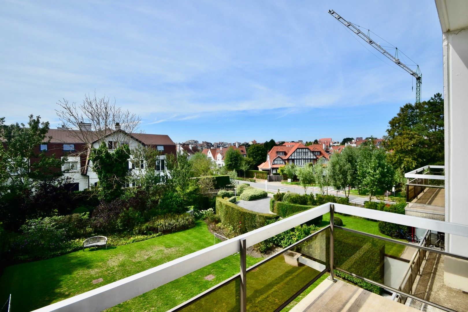 Zonnig gerenoveerd appartement met zuidwestgericht terras en open zicht op wandelafstand van het strand in hartje Zoute. foto 2