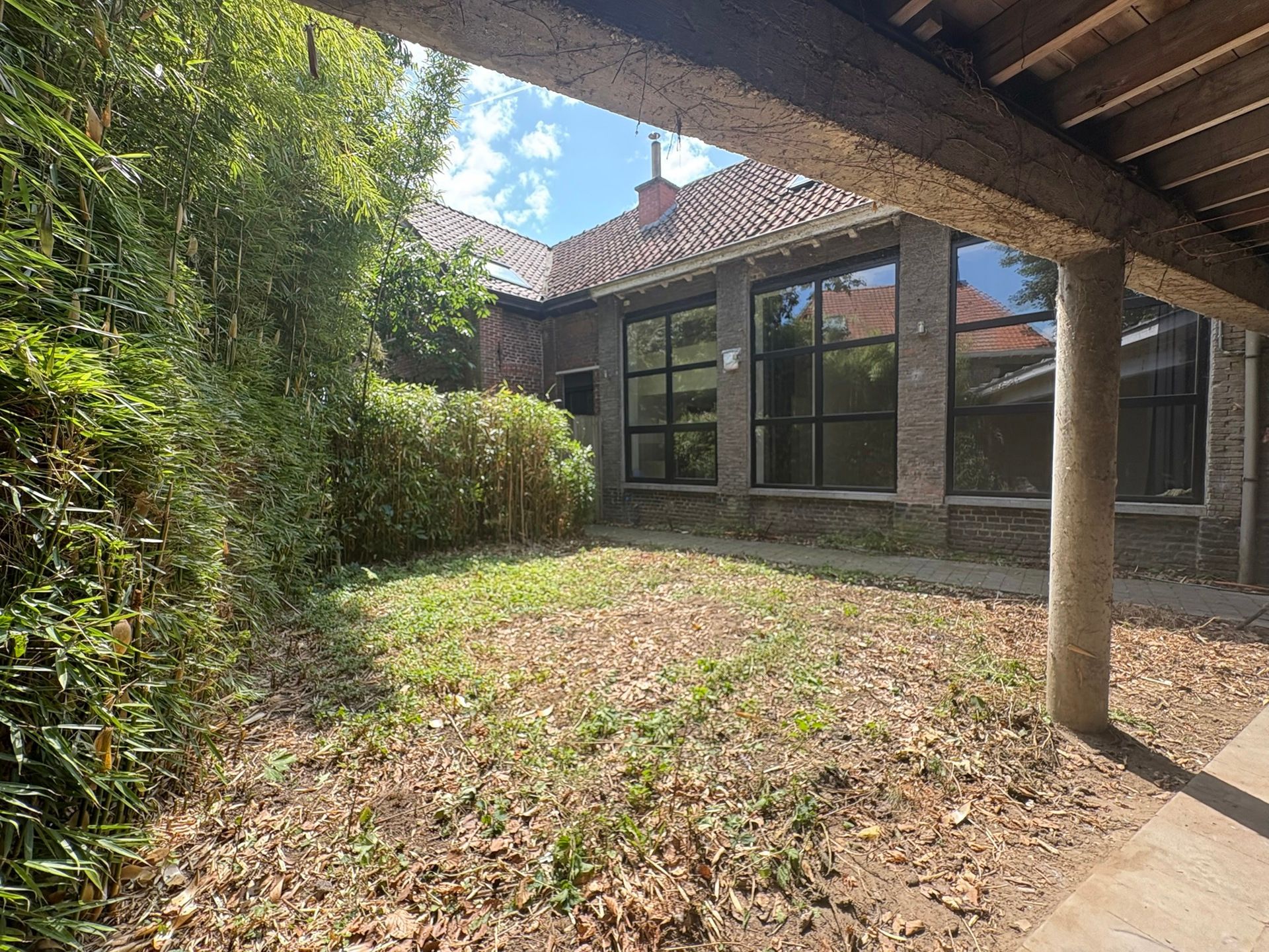 Karaktervol voormalig schoolgebouw met moderne inrichting foto 12