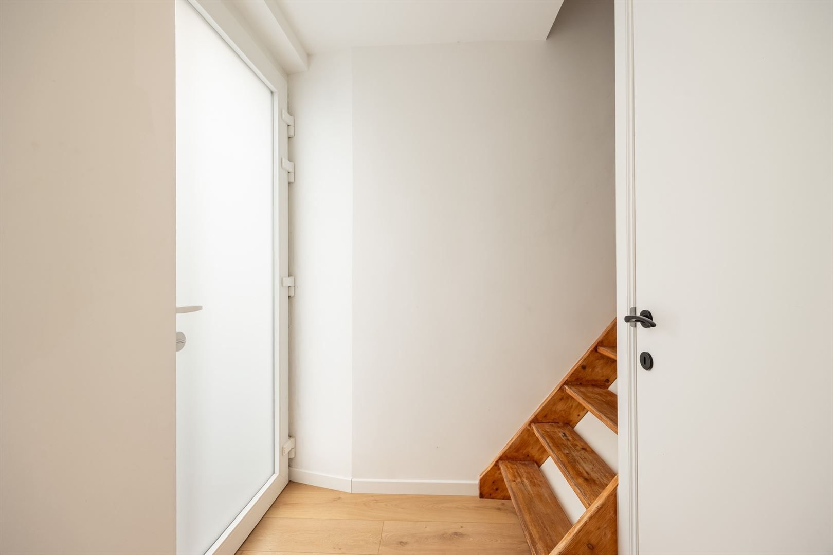 Fijn , recente  gerenoveerde starterswoning met  2 slaapkamers in doodlopend straatje. foto 8