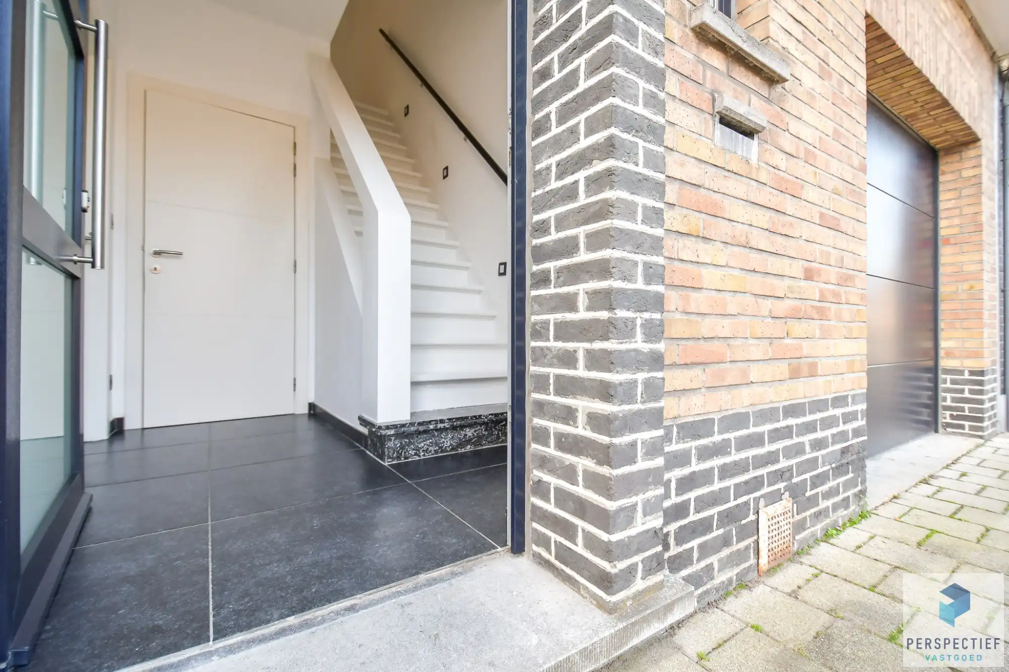 Ruime gerenoveerde woning met 4 slpk, grote tuin en garage foto 11