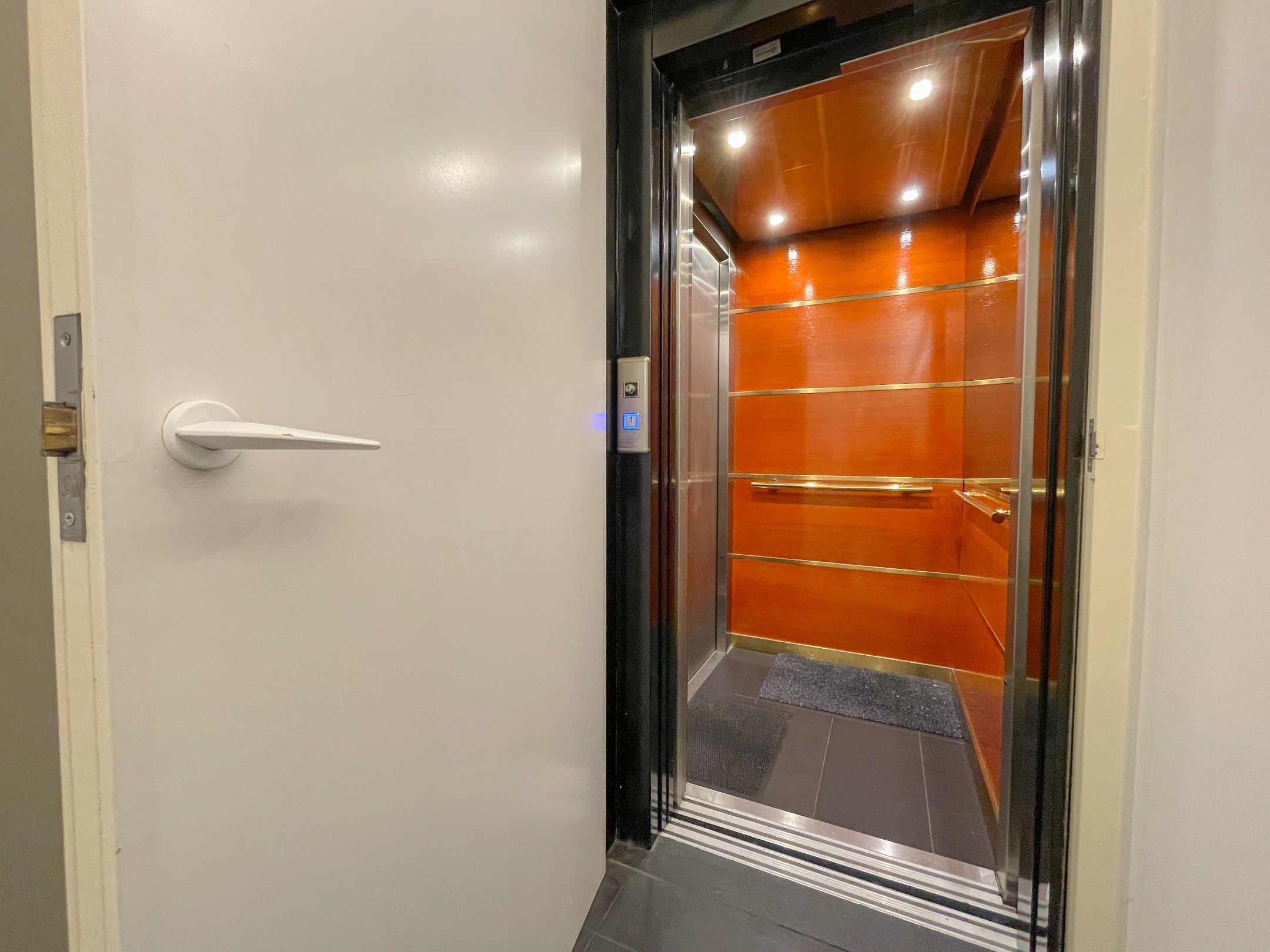 Uitzonderlijk, luxueus afgewerkt hoekappartement met frontaal zeezicht. foto 14