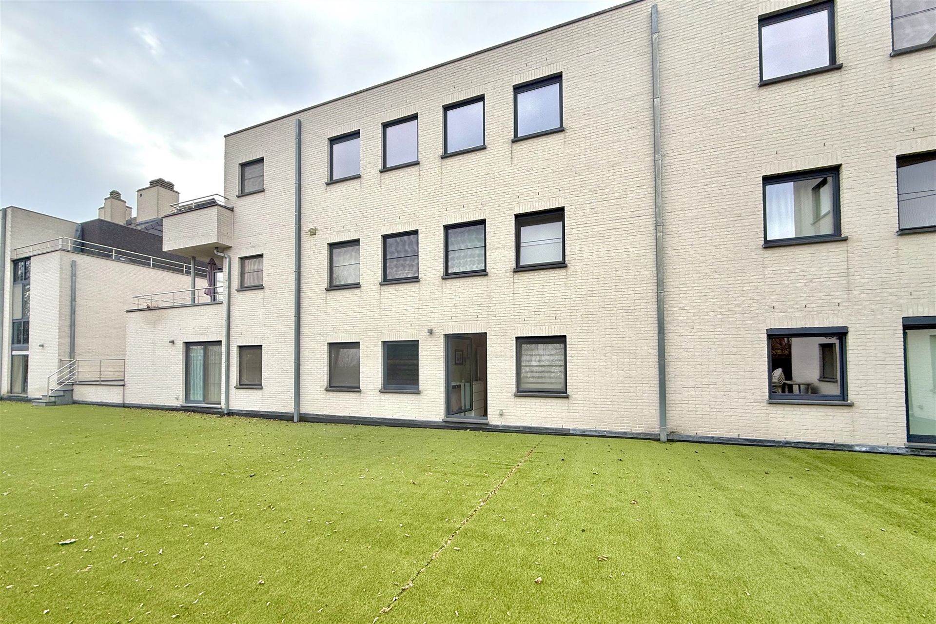 Knap gelijkvloers 2 slpk, terras & garage foto 15