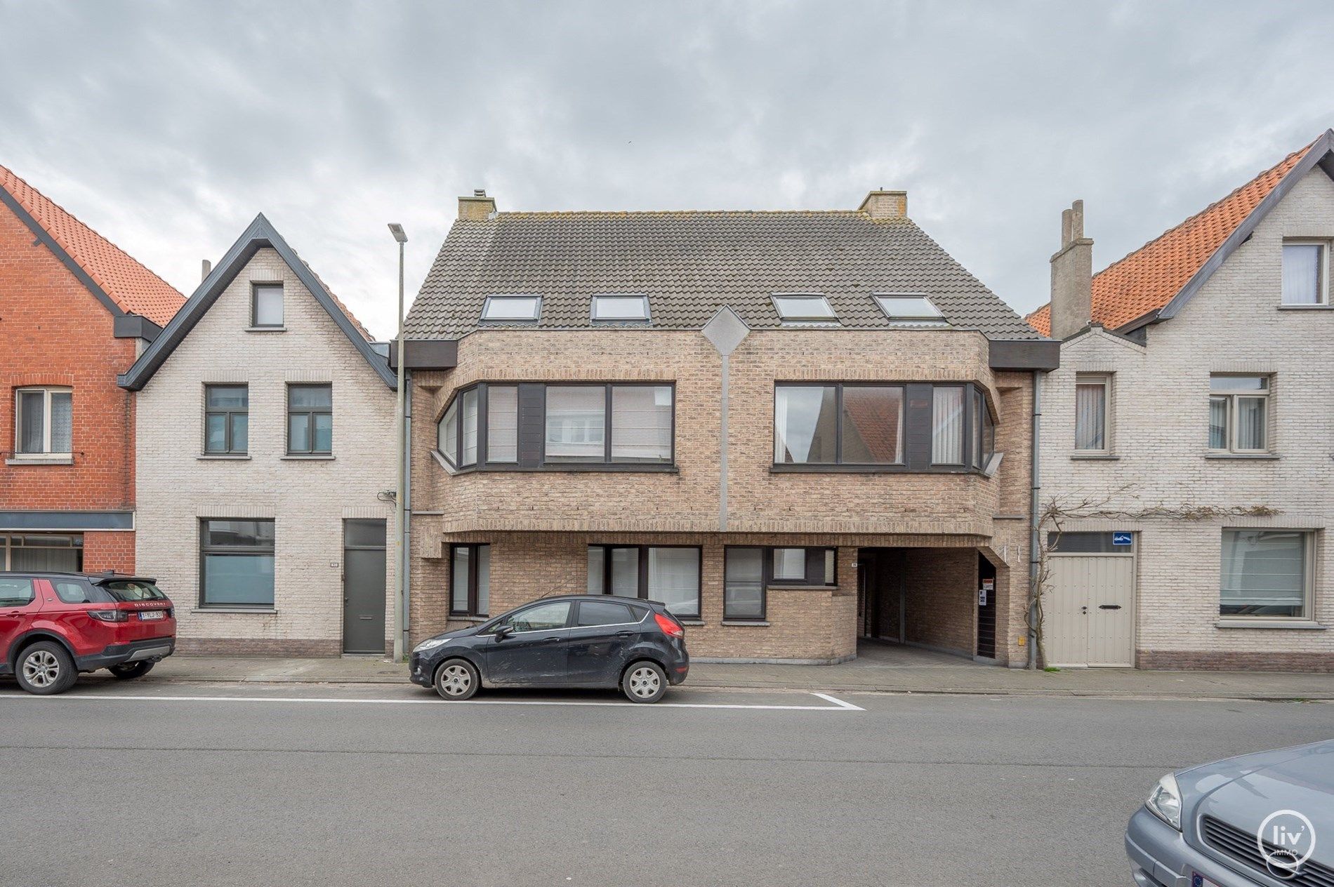 Op te frissen 3-slaapkamer appartement(duplex) met ruim terras en inpandige garagestaanplaats foto 4