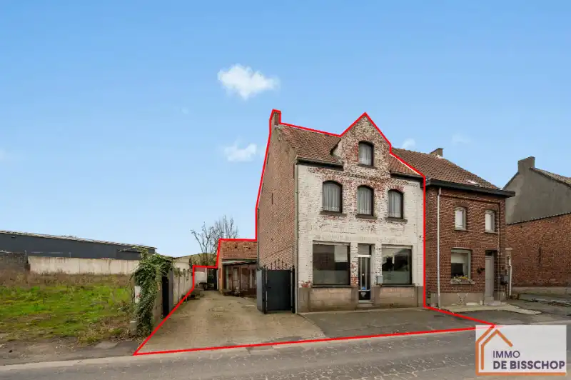 Te renoveren half open bebouwing met 3 slaapkamers, tuin en garage. foto {{pictureIndex}}